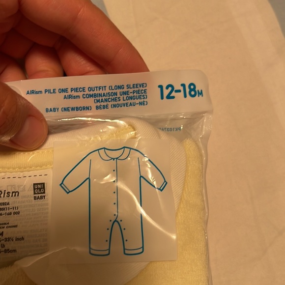 Uniqlo onesie (12-18 month) - Picture 3 of 3